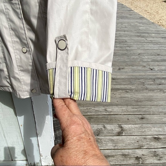 Mackintosh rain jacket with Detachable hood and large pockets. Preppy gear. - Picture 9 of 12